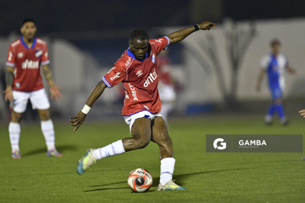 Christian Ébere, de Nacional. Copa AUF Uruguay. Estadio Juan Antonio Lavalleja.