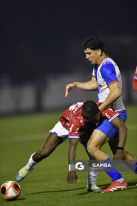Christian Ébere, de Nacional. Alejandro Moreira, de Huracán. Copa AUF Uruguay. Estadio Juan Antonio Lavalleja.
