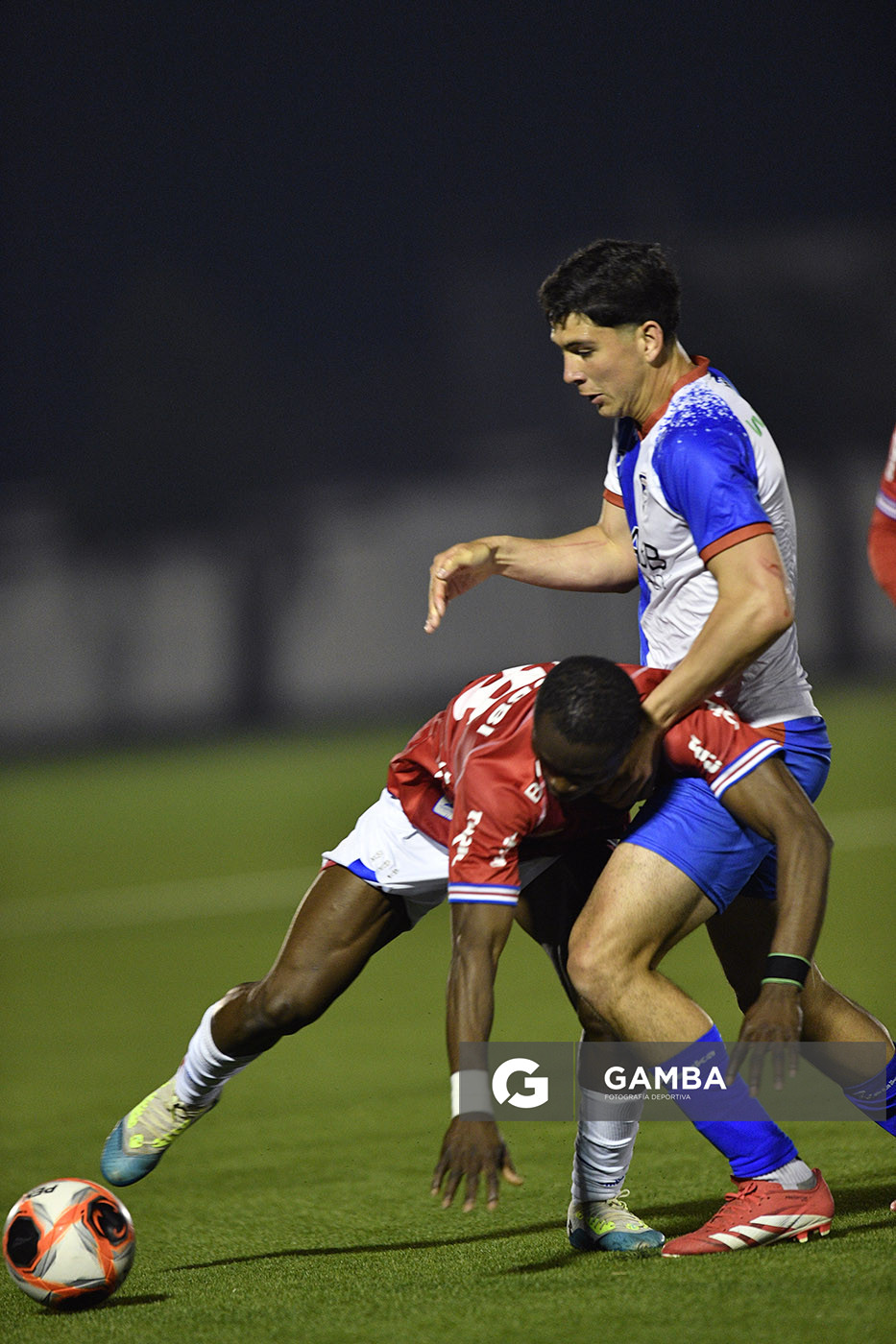 Christian Ébere, de Nacional. Alejandro Moreira, de Huracán. Copa AUF Uruguay. Estadio Juan Antonio Lavalleja.