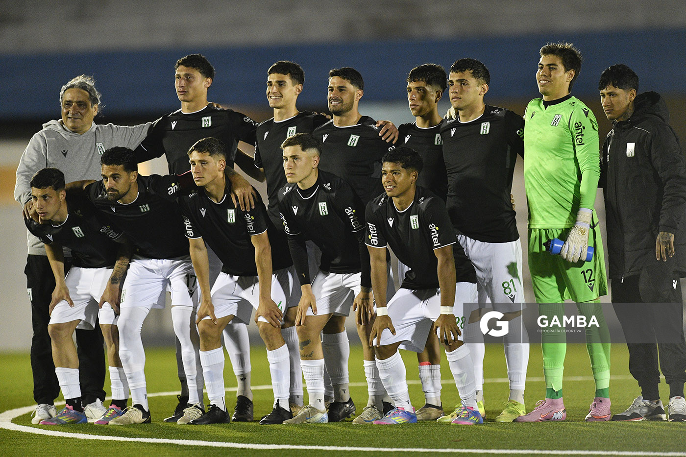 Titulares de Racing. Facundo Machado, golero. Martín Ferreira, capitán. Copa AUF Uruguay. Estadio Juan Antonio Lavalleja.