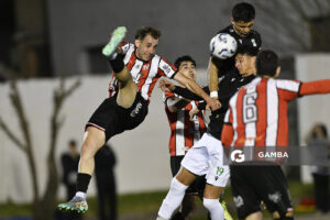 Kevin Camejo, de Atenas. Maximiliano Pinela, de Racing. Copa AUF Uruguay. Estadio Juan Antonio Lavalleja.