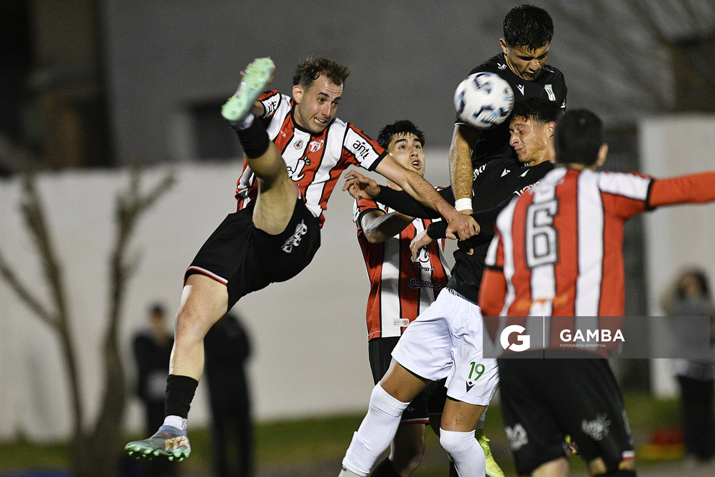 Kevin Camejo, de Atenas. Maximiliano Pinela, de Racing. Copa AUF Uruguay. Estadio Juan Antonio Lavalleja.