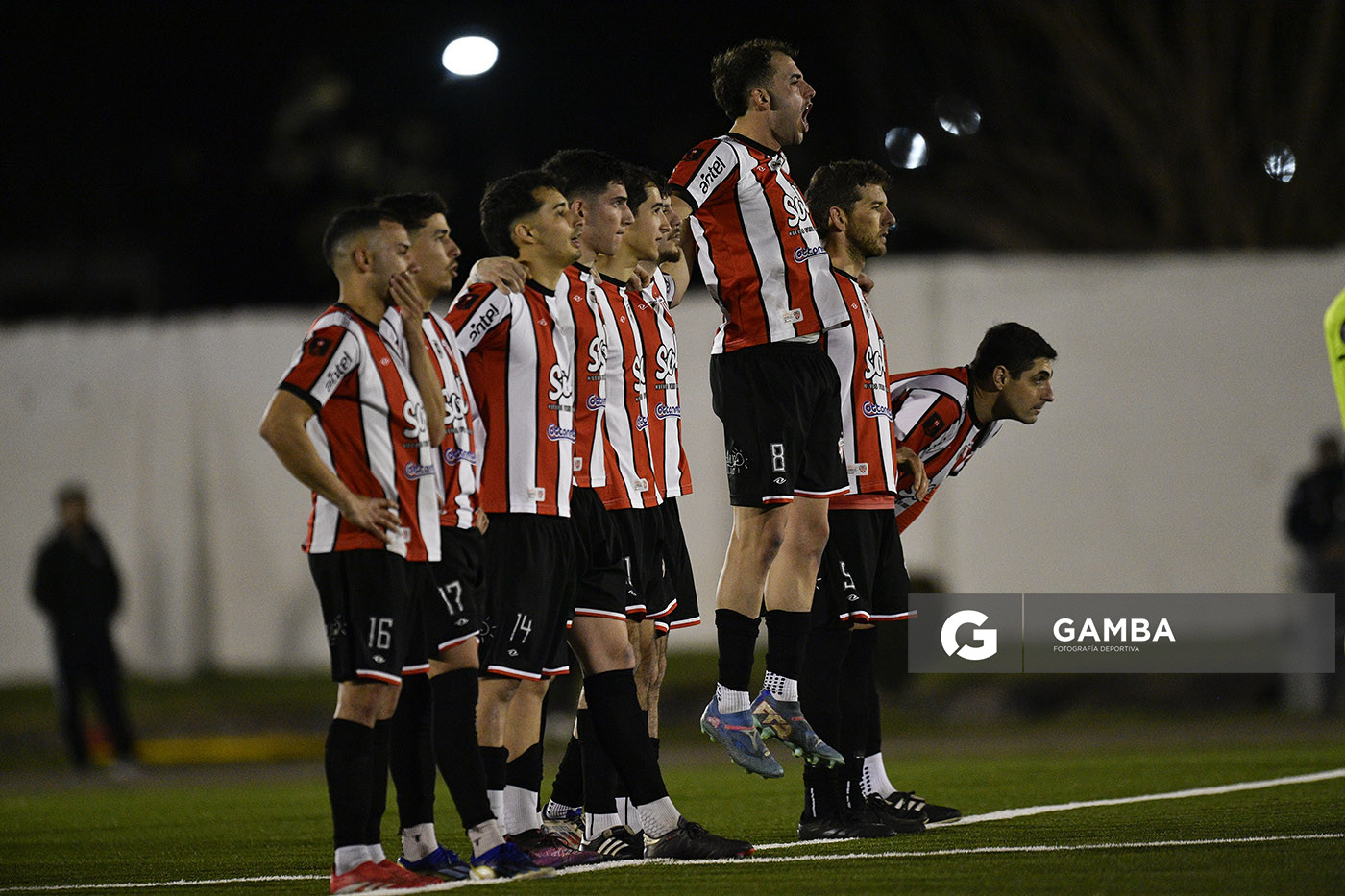 Jugadores de Atenas durante la definición por penales. Copa AUF Uruguay. Estadio Juan Antonio Lavalleja.