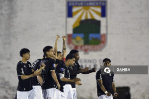 Jugadores de Racing durante la definición por penales. Copa AUF Uruguay. Estadio Juan Antonio Lavalleja.
