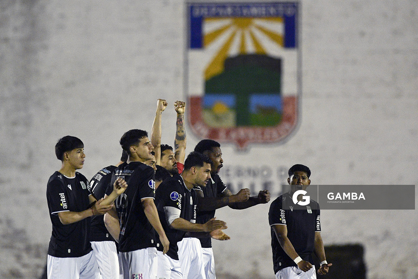 Jugadores de Racing durante la definición por penales. Copa AUF Uruguay. Estadio Juan Antonio Lavalleja.