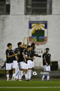 Jugadores de Racing durante la definición por penales. Copa AUF Uruguay. Estadio Juan Antonio Lavalleja.