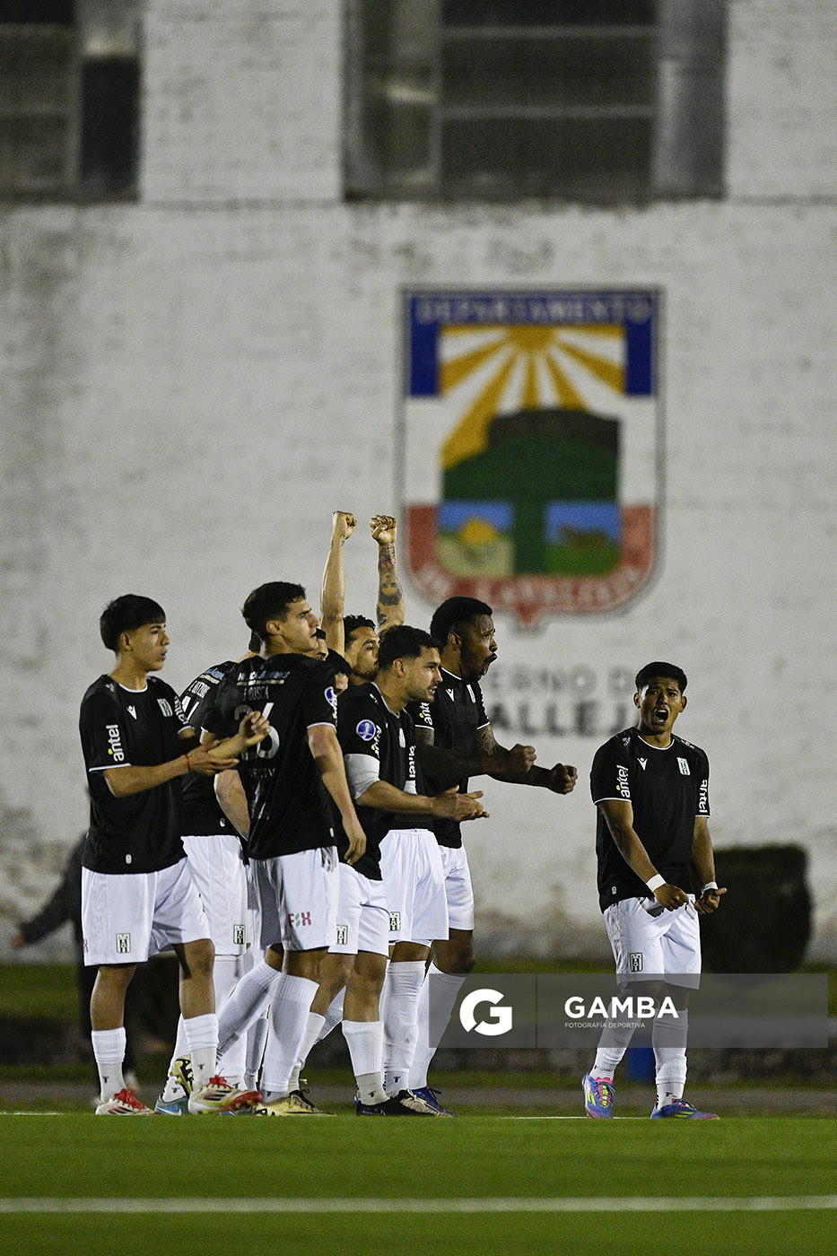 Jugadores de Racing durante la definición por penales. Copa AUF Uruguay. Estadio Juan Antonio Lavalleja.