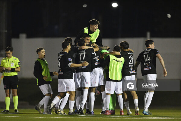 Jugadores de Racing. Copa AUF Uruguay. Estadio Juan Antonio Lavalleja.