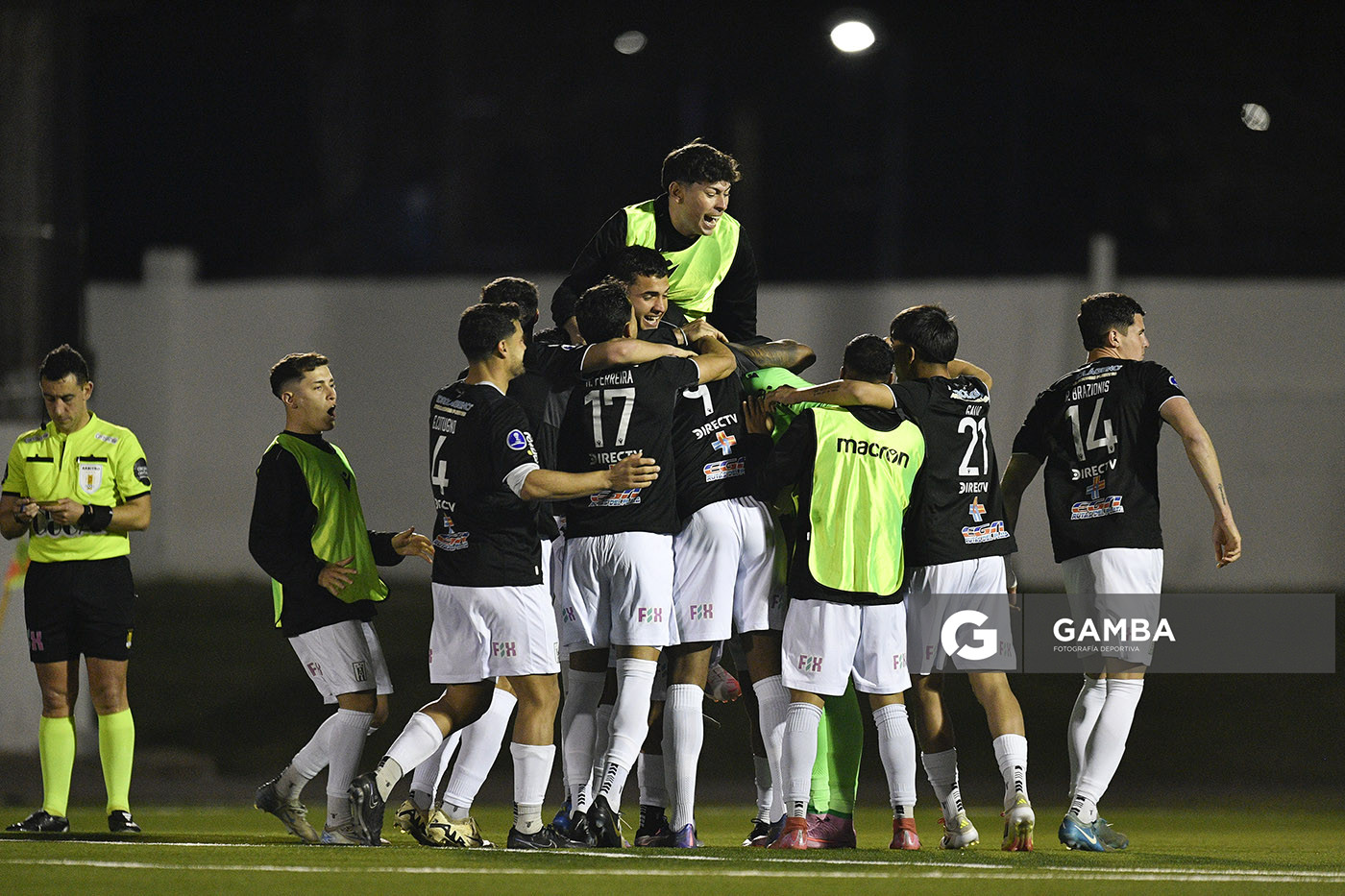 Jugadores de Racing. Copa AUF Uruguay. Estadio Juan Antonio Lavalleja.
