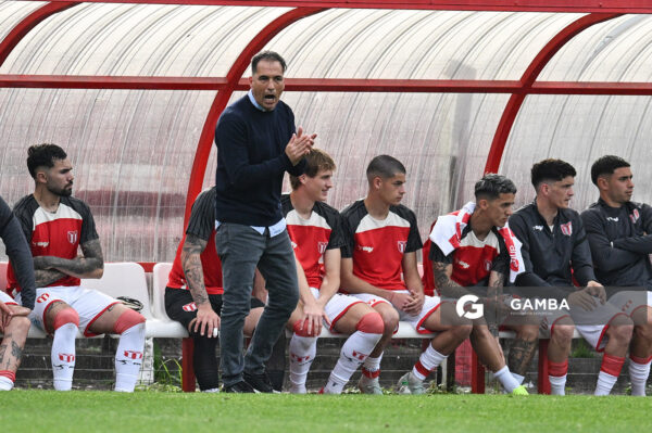 Raúl Salazar, director técnico de River Plate. Torneo Clausura. Estadio Parque Federico Saroldi.