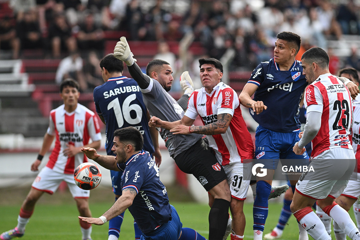 Maximiliano Gómez, de Nacional. Torneo Clausura. Estadio Parque Federico Saroldi.