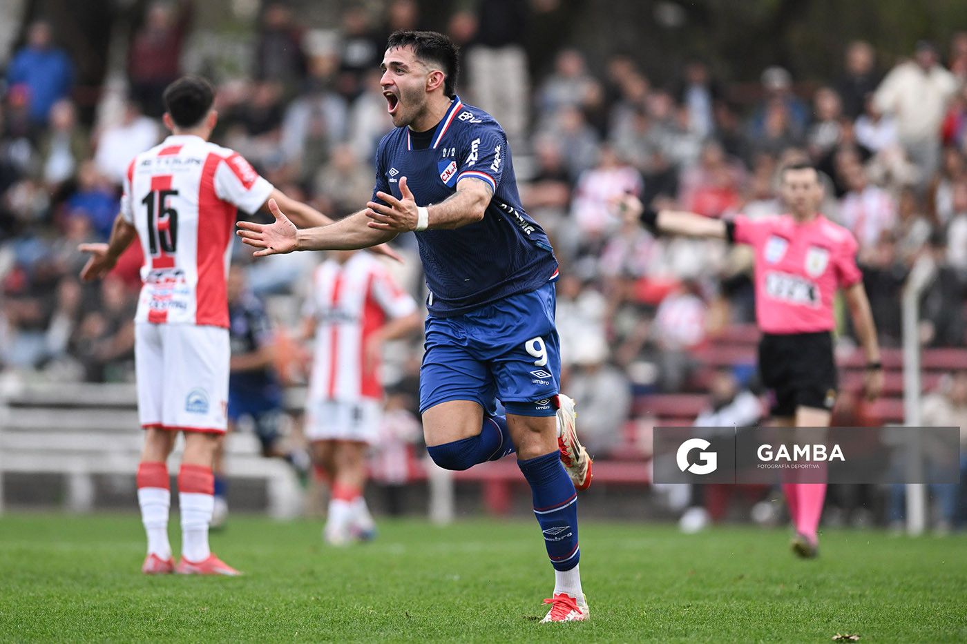 Maximiliano Gómez, de Nacional. Torneo Clausura. Estadio Parque Federico Saroldi.