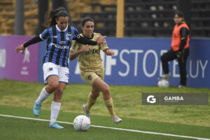Mariana Moya, de Liverpool. Maia Fernández, de Peñarol. Campeonato Uruguayo de Fútbol Femenino. Estadio José Pedro Damiani.