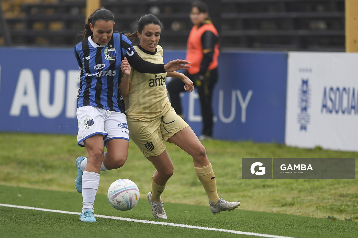 Mariana Moya, de Liverpool. Maia Fernández, de Peñarol. Campeonato Uruguayo de Fútbol Femenino. Estadio José Pedro Damiani.
