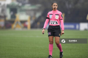 Anahí Fernández, árbitra central. Campeonato Uruguayo de Fútbol Femenino. Estadio José Pedro Damiani.