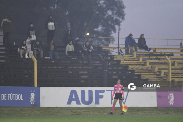Belén Clavijo, segunda asistente. Campeonato Uruguayo de Fútbol Femenino. Estadio José Pedro Damiani.
