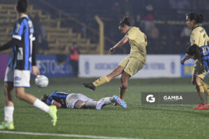 Tatiana Magallanes, de Peñarol. Campeonato Uruguayo de Fútbol Femenino. Estadio José Pedro Damiani.