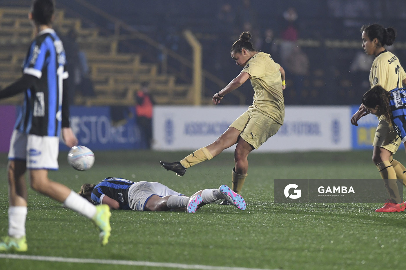 Tatiana Magallanes, de Peñarol. Campeonato Uruguayo de Fútbol Femenino. Estadio José Pedro Damiani.
