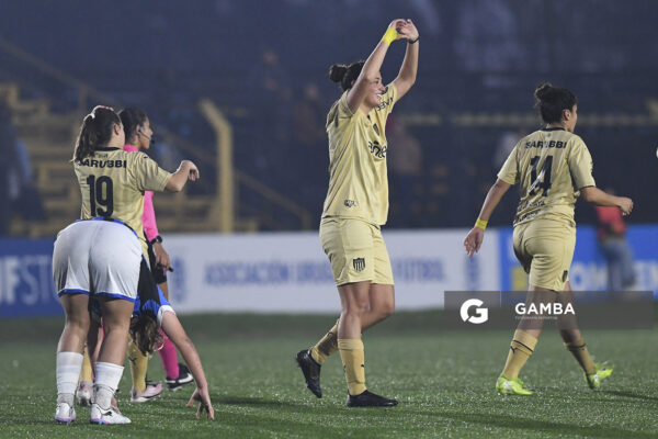 Tatiana Magallanes, de Peñarol. Campeonato Uruguayo de Fútbol Femenino. Estadio José Pedro Damiani.