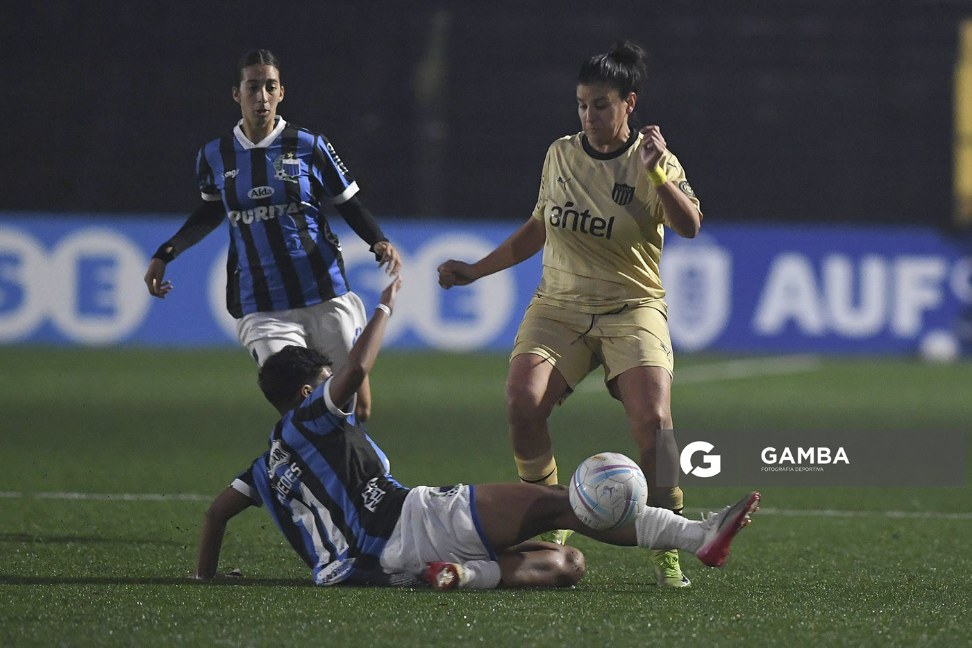 Jemina Rolfo, de Peñarol. Campeonato Uruguayo de Fútbol Femenino. Estadio José Pedro Damiani.