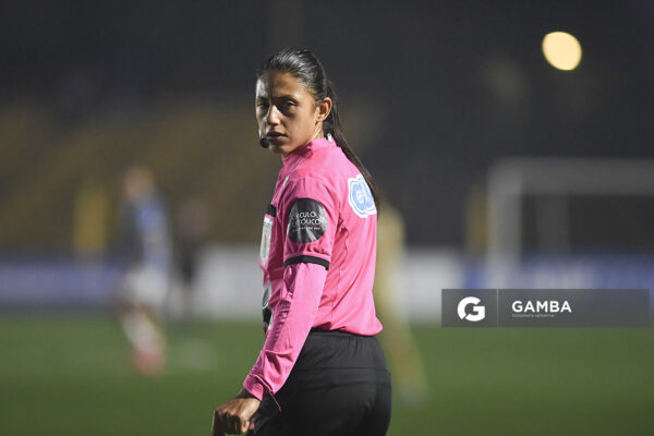 Anahí Fernández, árbitra central. Campeonato Uruguayo de Fútbol Femenino. Estadio José Pedro Damiani.