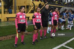 Anahí Fernández, árbitra central. Campeonato Uruguayo de Fútbol Femenino. Estadio José Pedro Damiani.