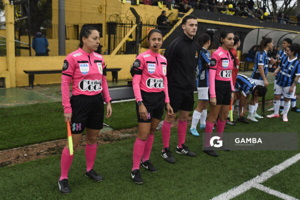 Anahí Fernández, árbitra central. Campeonato Uruguayo de Fútbol Femenino. Estadio José Pedro Damiani.