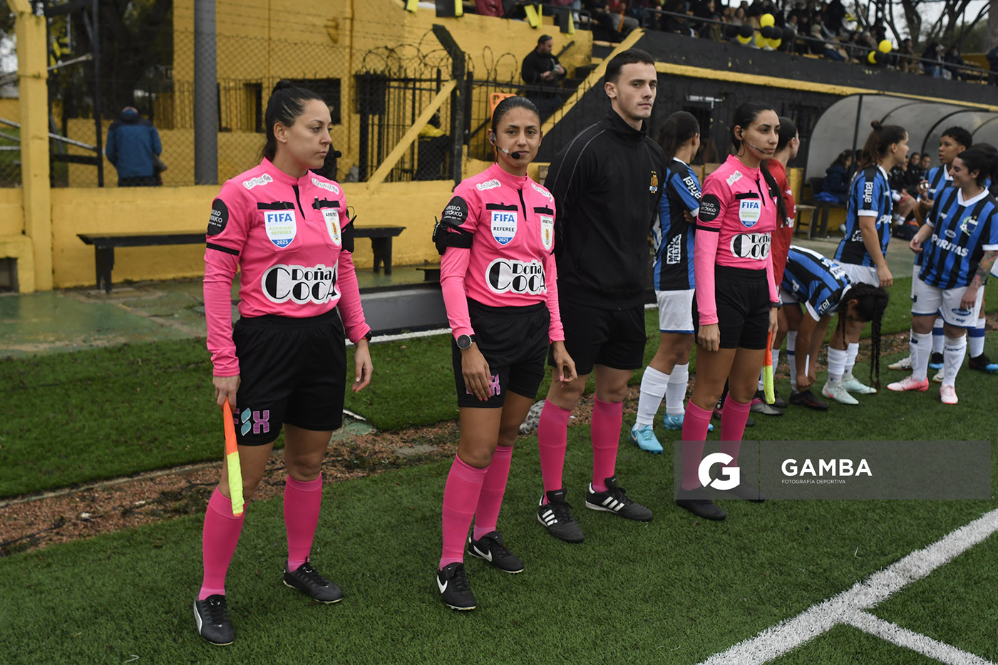 Anahí Fernández, árbitra central. Campeonato Uruguayo de Fútbol Femenino. Estadio José Pedro Damiani.