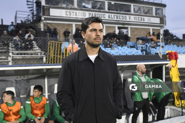 Cristian Chambian, director técnico de Racing. Torneo Clausura. Estadio Parque Alfredo V. Viera.