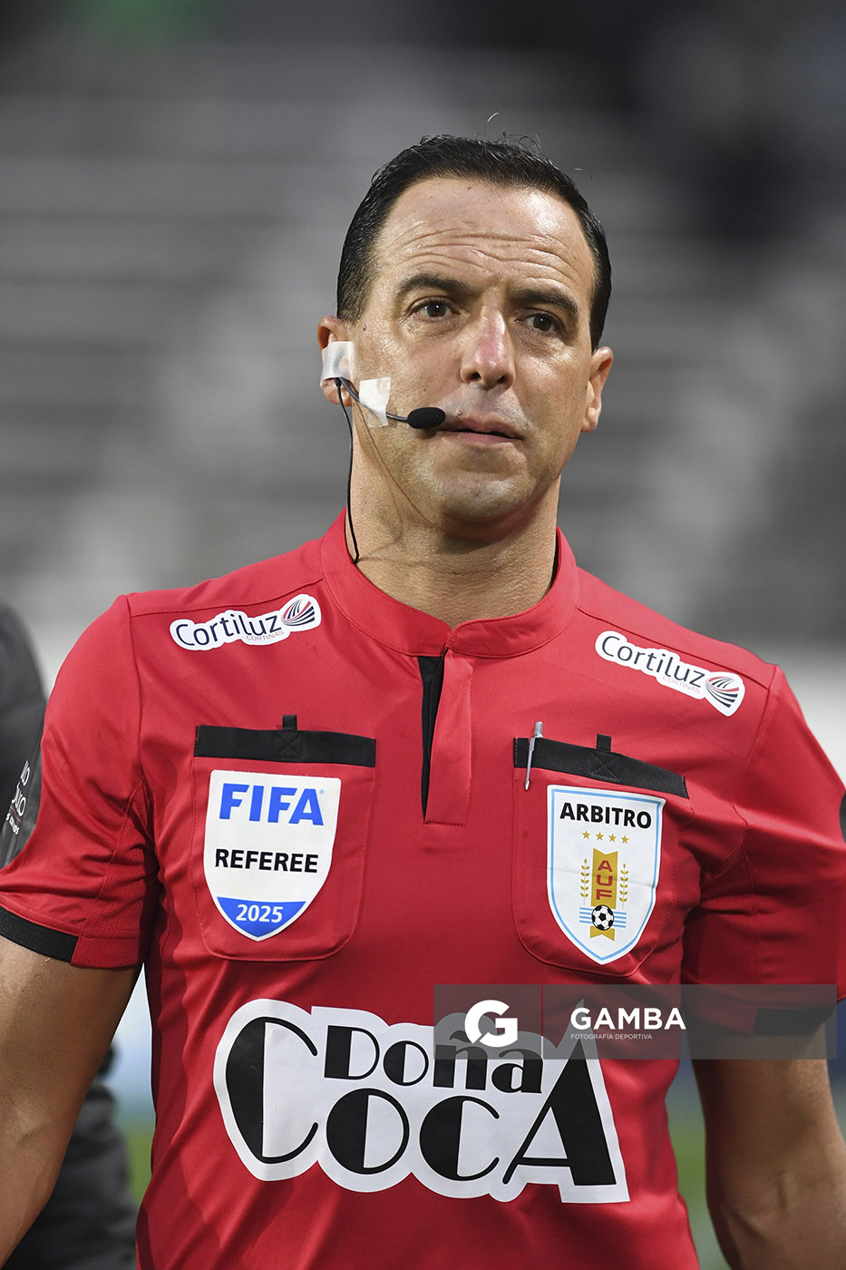 Esteban Ostojich, árbitro central. Torneo Clausura. Estadio Parque Alfredo V. Viera.