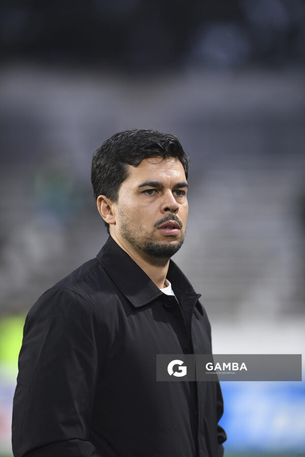 Cristian Chambian, director técnico de Racing. Torneo Clausura. Estadio Parque Alfredo V. Viera.