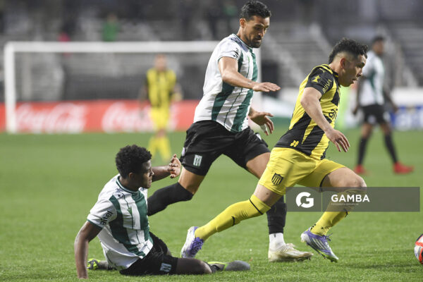 Leonardo Fernández, de Peñarol. Torneo Clausura. Estadio Parque Alfredo V. Viera.