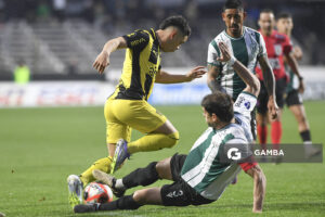 Leonardo Fernández, de Peñarol. Torneo Clausura. Estadio Parque Alfredo V. Viera.