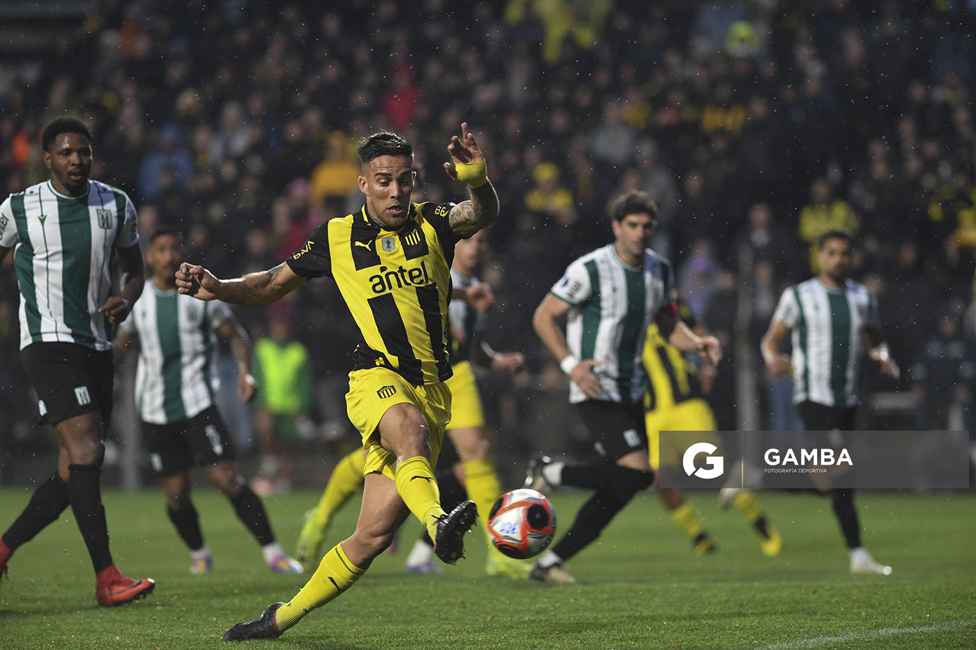 Javier Méndez, de Peñarol. Torneo Clausura. Estadio Parque Alfredo V. Viera.