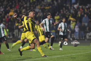 Javier Méndez, de Peñarol. Torneo Clausura. Estadio Parque Alfredo V. Viera.