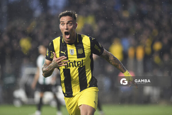 Javier Méndez, de Peñarol. Torneo Clausura. Estadio Parque Alfredo V. Viera.
