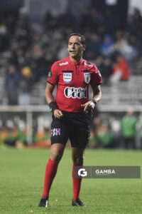 Esteban Ostojich, árbitro central. Torneo Clausura. Estadio Parque Alfredo V. Viera.
