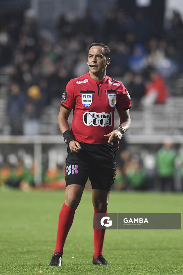 Esteban Ostojich, árbitro central. Torneo Clausura. Estadio Parque Alfredo V. Viera.