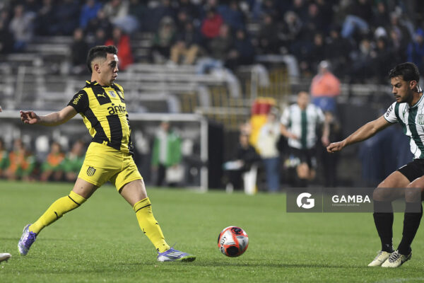 Leonardo Fernández, de Peñarol. Torneo Clausura. Estadio Parque Alfredo V. Viera.