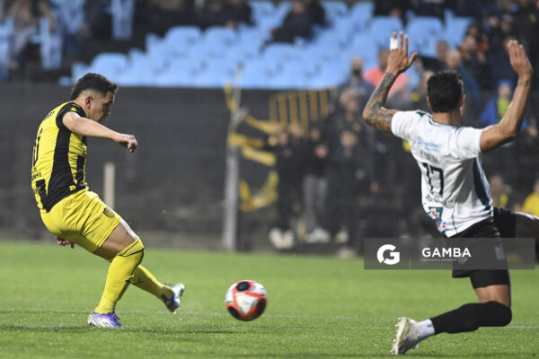 Leonardo Fernández, de Peñarol. Torneo Clausura. Estadio Parque Alfredo V. Viera.