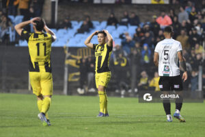 Leonardo Fernández, de Peñarol. Torneo Clausura. Estadio Parque Alfredo V. Viera.