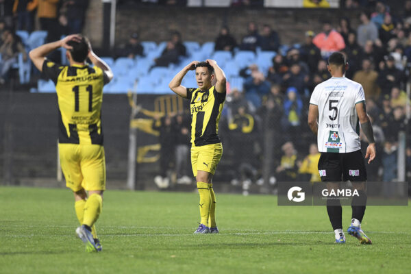 Leonardo Fernández, de Peñarol. Torneo Clausura. Estadio Parque Alfredo V. Viera.