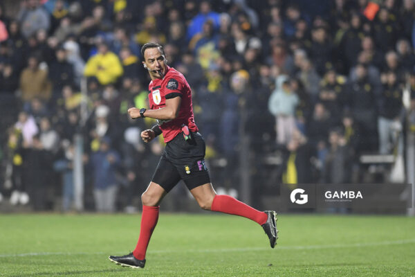 Esteban Ostojich, árbitro central. Torneo Clausura. Estadio Parque Alfredo V. Viera.