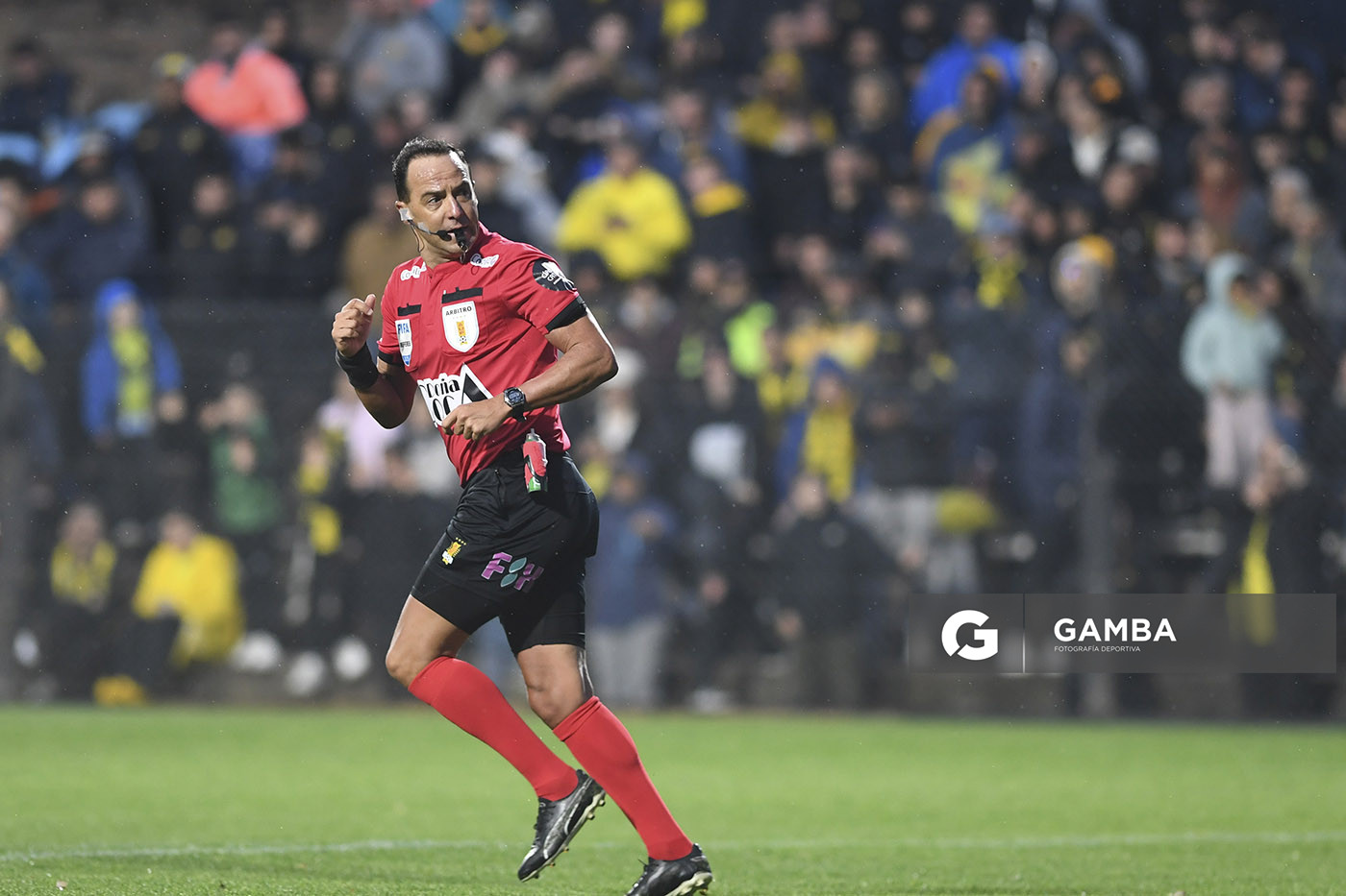 Esteban Ostojich, árbitro central. Torneo Clausura. Estadio Parque Alfredo V. Viera.
