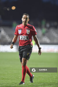 Esteban Ostojich, árbitro central. Torneo Clausura. Estadio Parque Alfredo V. Viera.