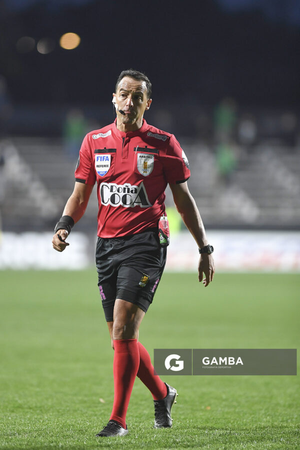 Esteban Ostojich, árbitro central. Torneo Clausura. Estadio Parque Alfredo V. Viera.