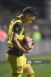 Leonardo Fernández, de Peñarol. Torneo Clausura. Estadio Parque Alfredo V. Viera.