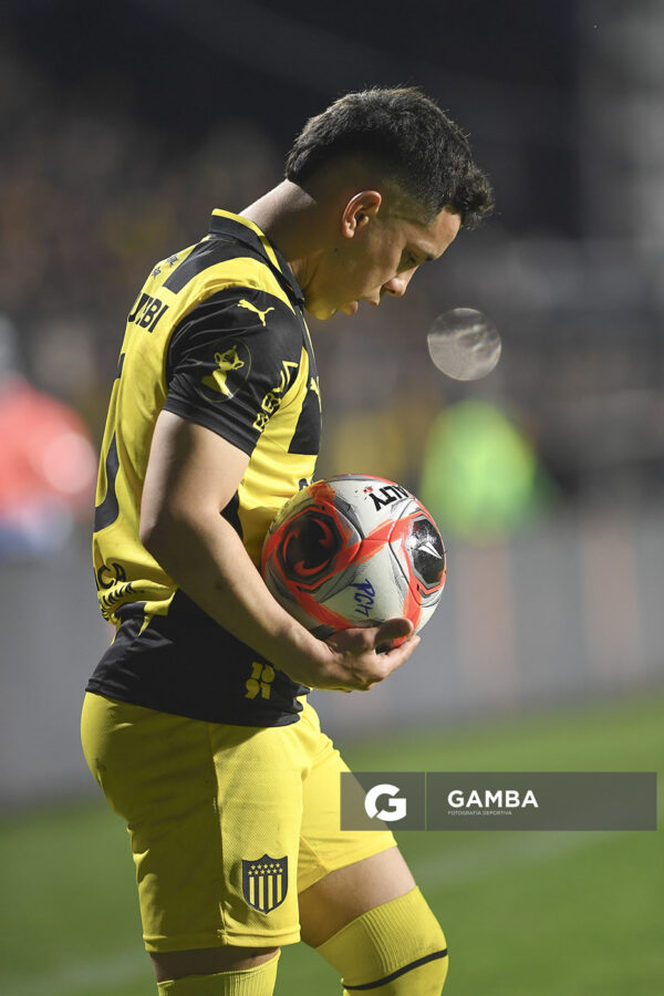 Leonardo Fernández, de Peñarol. Torneo Clausura. Estadio Parque Alfredo V. Viera.