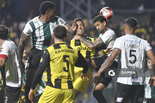 Javier Méndez, de Peñarol. Martín Ferreira, de Racing. Torneo Clausura. Estadio Parque Alfredo V. Viera.