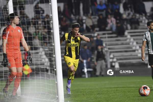 Maximiliano Silvera, de Peñarol. Torneo Clausura. Estadio Parque Alfredo V. Viera.